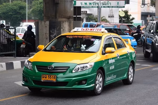Tại các quốc gia như Thái Lan, Ai Cập, Thụy Điển, xe taxi khi đăng ký bắt buộc sử dụng biển số nền vàng chữ đen. Quy định này nhằm giúp phân biệt xe taxi với những loại xe khác lưu thông trên đường. Ảnh: Zing.