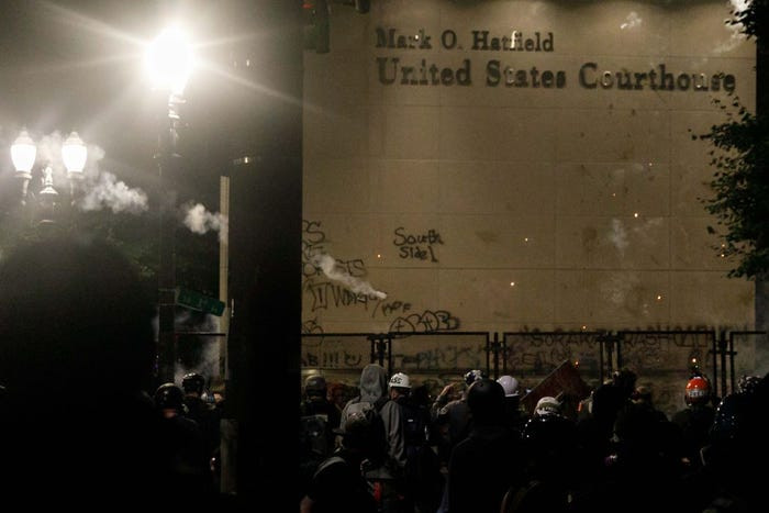 Cảnh sát phải sử dụng hơi cay để trấn áp những người biểu tình quá khích.