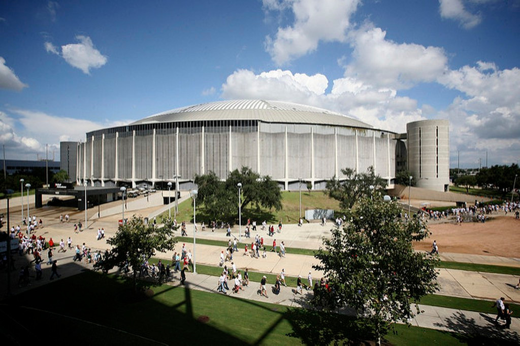 Astrodome ở Houston là sân vận động mái vòm đầu tiên trên thế giới. Công trình này được khai trương vào năm 1965. Ảnh: Flickr.