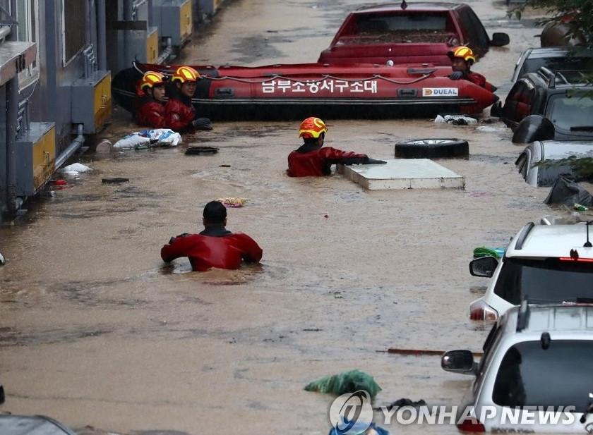 Một cư dân sống trong căn hộ ở quận Seo, Daejeon, tử vong vì lên cơn đau tim sau khi một phần khu chung cư bị ngập. Lực lượng cứu hỏa đã giải cứu khoảng 80 cư dân khỏi đó bằng thuyền.