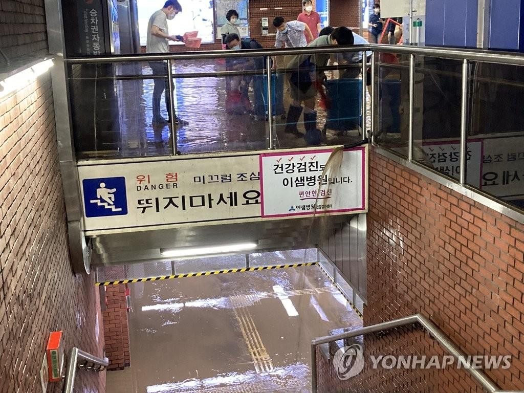 Nước chảy xuống nhà ga tàu điện ngầm ở Busan hôm 24/7.