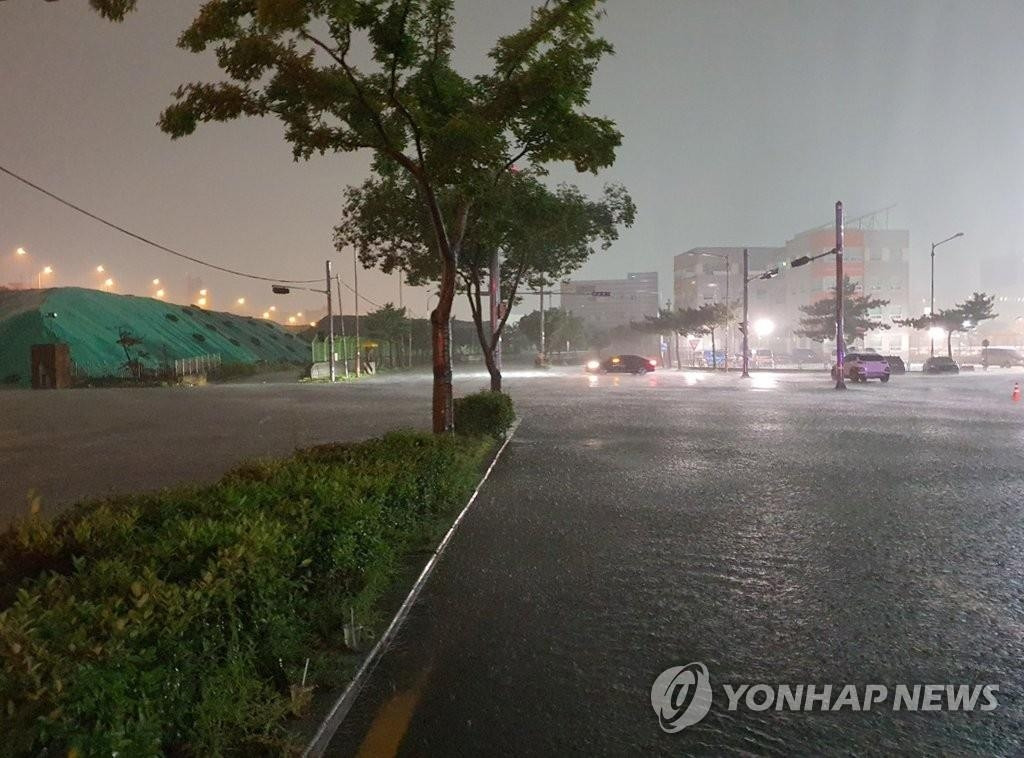 Một cư dân khác ở quận Seo tử vong do bị điện giật khi bơm nước khỏi sân golf.