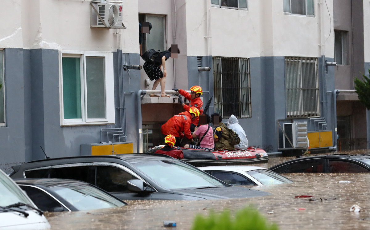 Theo Yonhap, lượng mưa gần 200mm đã trút xuống Daejeon và các khu vực lân cận ở miền trung Hàn Quốc hôm 30/7, khiến hai người thiệt mạng và hàng trăm ngôi nhà, ô tô bị nhấn chìm. (Nguồn ảnh: Yonhap)