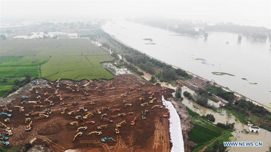 Theo Tân Hoa Xã, cửa van xả nước tại một cống của hồ Đới Gia bị hư hỏng, hình thành xoáy nước có đường kính khoảng 10 mét phía sau đê. Ảnh: Tân Hoa Xã.