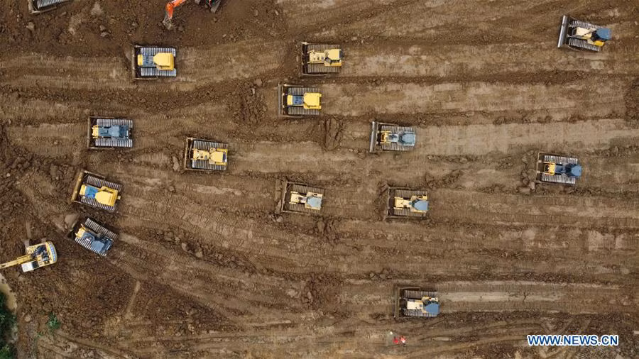 Hang chuc may moc xay de tam ngan lu o Trung Quoc-Hinh-6