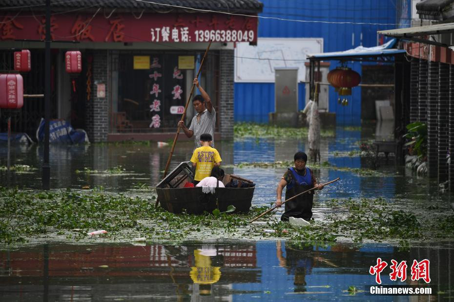 Bộ Thủy lợi Trung Quốc cho biết hôm 29/7, trong khi lũ trên các nhánh sông ở trung hạ du Trường Giang, hồ Động Đình và hồ Bà Dương đã bắt đầu rút, mực nước ở các khu vực ven sông hồ tại An Huy, Giang Tô và Hồ Bắc vẫn ở mức cao. Trong hình là khu dân cư ở Sào Hồ, An Huy. Ảnh: China News.