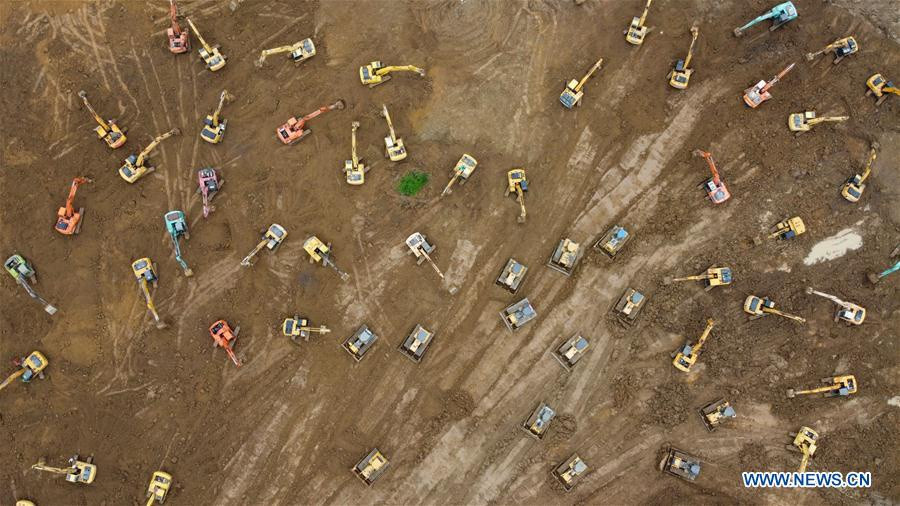 Ảnh chụp hôm 28/7 cho thấy hàng chục máy móc vẫn đang làm việc. Ảnh: Tân Hoa Xã.