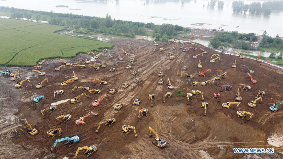 Sự cố này có thể đe dọa sự an toàn của những người dân sống gần đó, nên giới chức địa phương đã triển khai một lượng lớn nhân sự và máy móc đến hiện trường. Ảnh: Tân Hoa Xã.