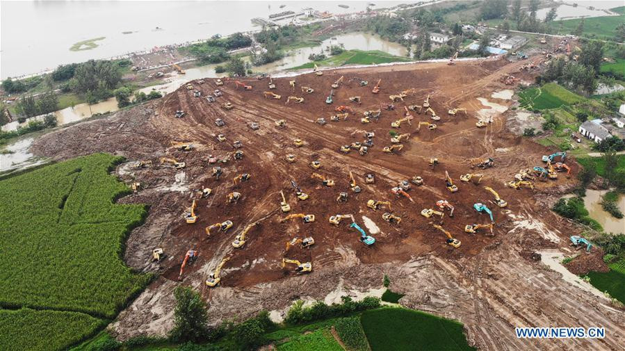 Họ dự định xây một con đê tạm thời dài 600 mét ở mặt trong đê hồ Đới Gia để ngăn chặn nước lũ. Ảnh: Tân Hoa Xã.