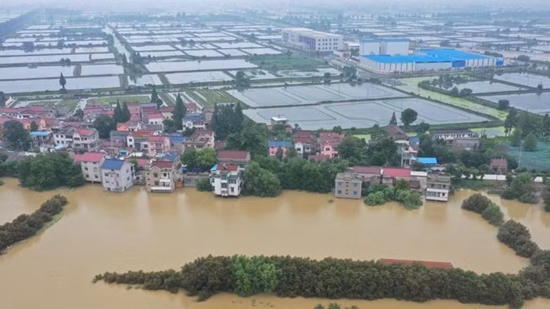 Trung Quoc “cang minh” vua chong dich COVID-19 vua chong lu-Hinh-8