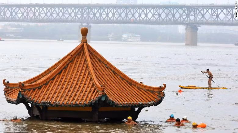 Trung Quoc “cang minh” vua chong dich COVID-19 vua chong lu-Hinh-6