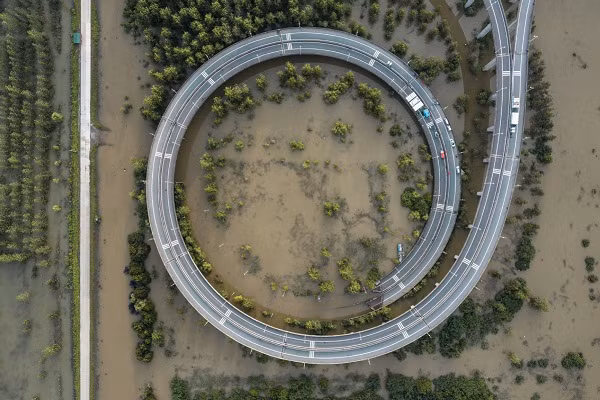 Trung Quoc “cang minh” vua chong dich COVID-19 vua chong lu-Hinh-5