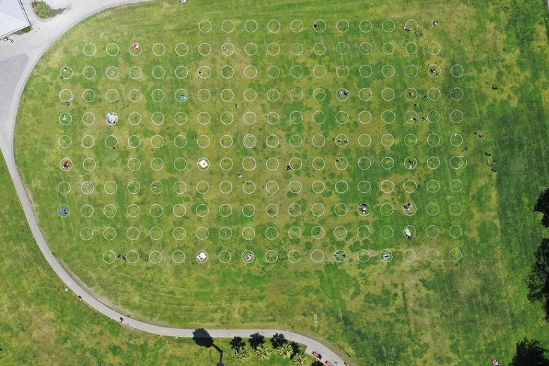 Những vòng tròn được vẽ trên bãi cỏ trong công viên Mission Dolores ở San Francisco, California (Mỹ), để giúp mọi người tuân thủ khoảng cách an toàn trong những ngày dịch bệnh hoành hành.