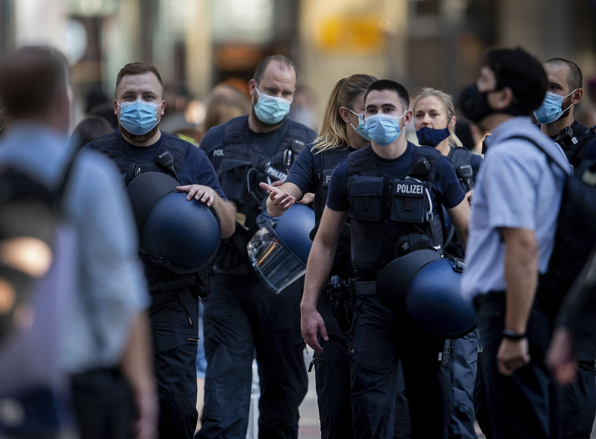 Cảnh sát Đức đeo khẩu trang khi làm nhiệm vụ tại Frankfurt ngày 22/7.