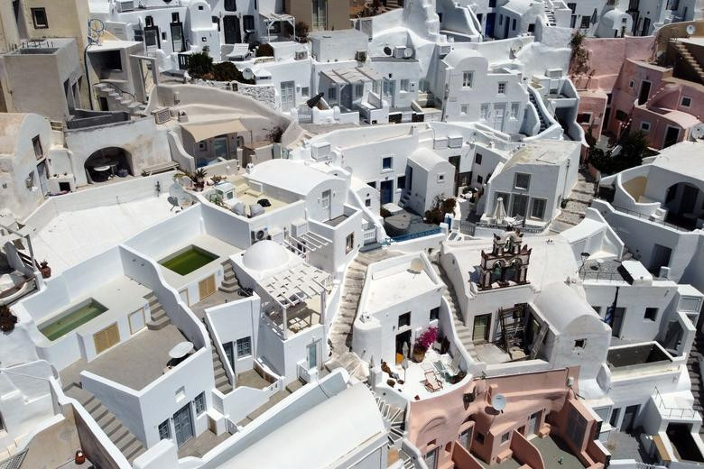 Đường phố vắng vẻ ở Oia trên đảo Santorini, Hy Lạp, ngày 7/5.