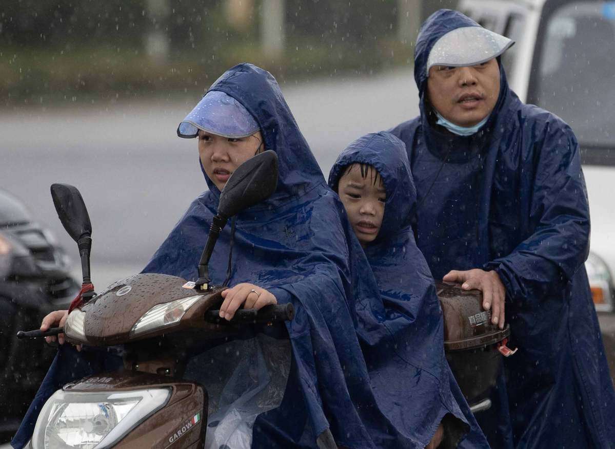 Người dân đi xe máy dưới mưa ở thành phố Vũ Hán hôm 6/7. Ảnh: CD. Mời độc giả xem thêm video: Trung Quốc trước nguy cơ từ đập Tam Hiệp (Nguồn video: VTC Now)