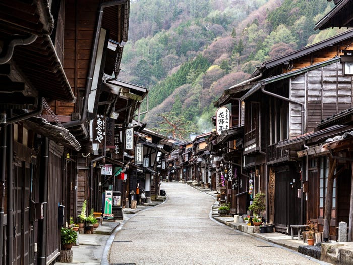 Mặc dù Karuizawa (ở Nhật Bản) nằm gần một núi lửa hoạt động, thị trấn nhỏ này được biết đến là một địa điểm "ở ẩn" lý tưởng. Dân số của Karuizawa hiện là 20.000 người. Thị trấn này tập trung nhiều quán cà phê, nhà hàng, cửa hiệu độc đáo, thu hút đông đảo du khách.