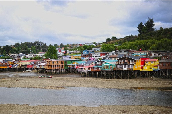 Thị trấn Ancud trên đảo Chiloé ở Chile với những ngôi nhà đầy màu sắc.