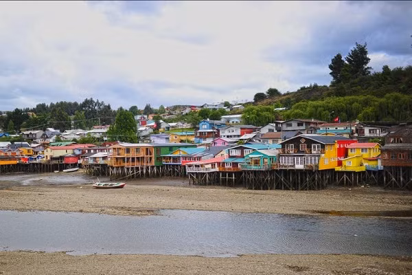 Thị trấn Ancud trên đảo Chiloé ở Chile với những ngôi nhà đầy màu sắc.