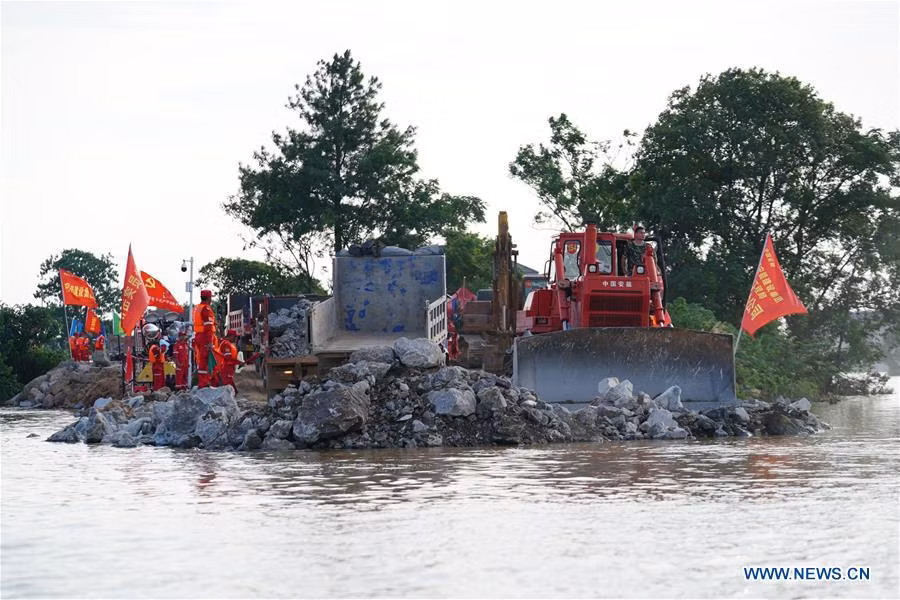 Hơn 2,2 triệu người ở 27 tỉnh thành phải sơ tán do lũ lụt. Mực nước trên 433 sông ở Trung Quốc đã vượt mức nguy hiểm kể từ đầu tháng 6, trong đó 33 sông lên cao kỷ lục, theo Bộ Thủy lợi Trung Quốc. Hơn 200 con sông đã bị vỡ đê gây ngập lụt nghiêm trọng xung quanh.