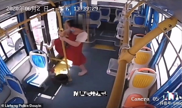 Khi đó, một nữ hành khách ngủ quên trên xe buýt và bị lỡ điểm xuống. Cô ta trở nên giận dữ, đạp vào cửa xe buýt và yêu cầu bác tài dừng xe ngay lập tức.