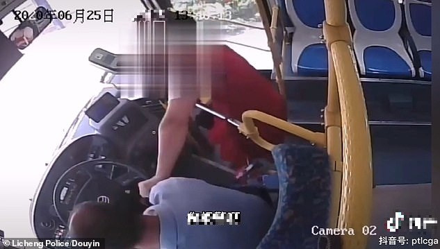 Sau khi chiếc xe buýt tiếp tục di chuyển, nữ hành khách to tiếng với tài xế. "Ông muốn tôi đi bộ trong thời tiết nóng như vậy sao", cô quắt mắng rồi đạp mạnh vào cửa xe. Khi tài xế từ chối dừng lại, người phụ nữ này liền tiến lại gần ông, giằng lấy vô lăng.