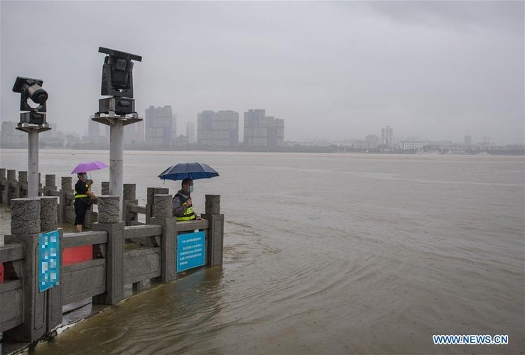 Tân Hoa Xã cho biết thêm, những trận mưa lớn trút xuống Vũ Hán trong hai ngày qua với lượng mưa tối đa 250 mm từ sáng 5/7 đến sáng 6/7, khiến nhiều đoạn đường bị ngập và mực nước sông ở một số nơi vượt qua mức cảnh báo. Ảnh: THX.
