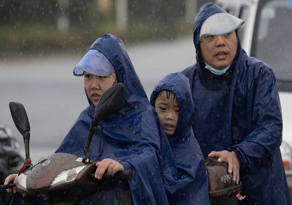 Trước đó, tại cuộc họp ngày 30/6, ông Vương Chương Lập, Phó Vụ trưởng Vụ phòng chống thiên tai hạn hán của Bộ Thủy lợi Trung Quốc, cho biết khoảng thời gian tháng 7 và tháng 8 sẽ là giai đoạn quan trọng trong công tác phòng chống lũ lụt ở Trung Quốc khi lũ lụt xuất hiện thường xuyên và liên tục. Ảnh: CD.