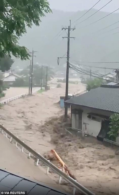 Trong đó, ít nhất 14 người được cho đã thiệt mạng tại một viện dưỡng lão bị ngập ở làng Kuma. Ảnh: Reuters.