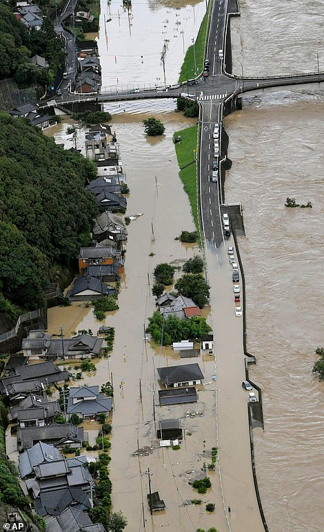 Cơ quan Khí tượng Nhật Bản đã ban hành lệnh sơ tán cho hơn 203.200 cư dân ở Kumamoto và Kagoshima. Hơn 100 nơi trú ẩn an toàn đã được thiết lập cho người dân. Ảnh: AP.