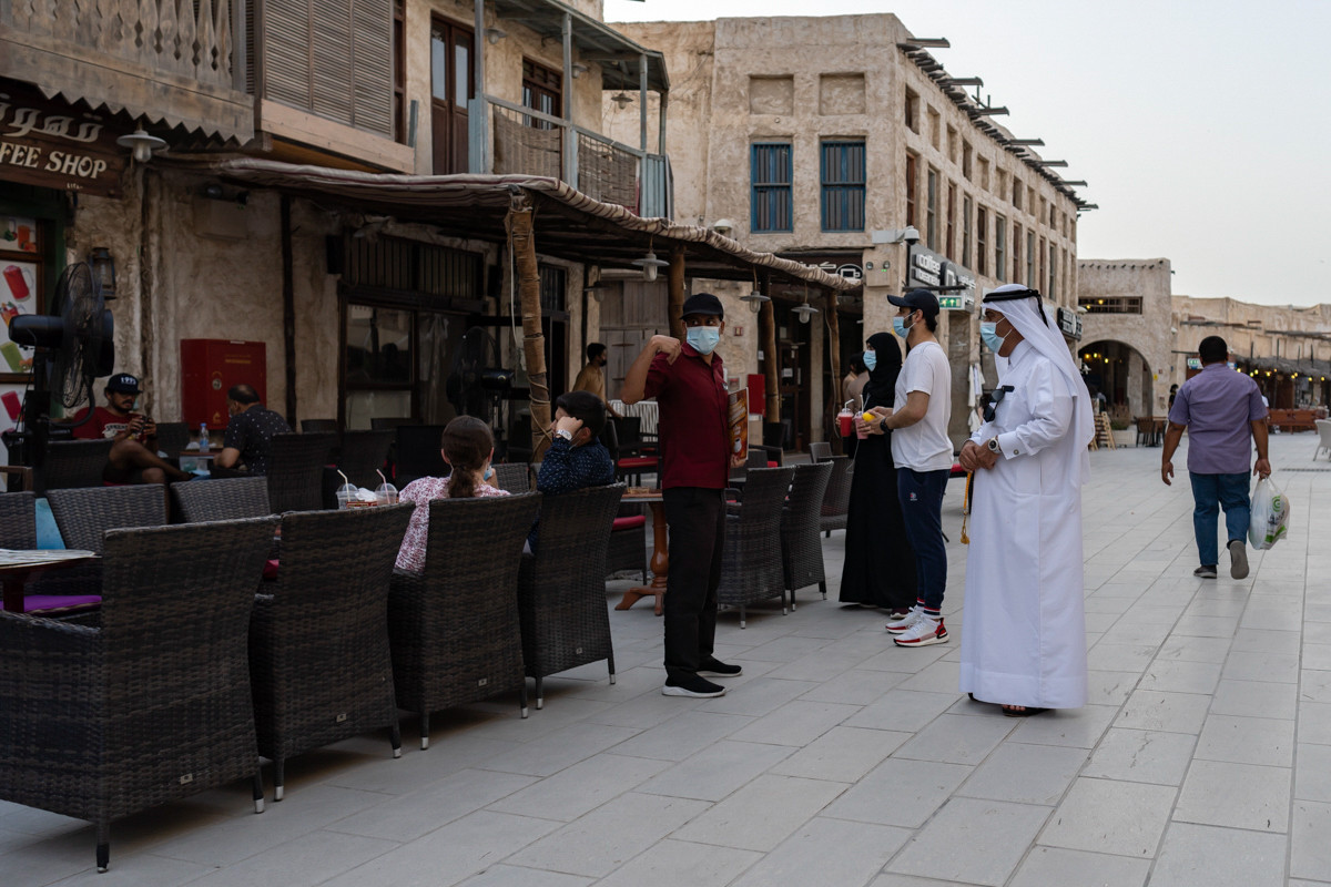 Khẩu trang là thứ bắt buộc nơi công cộng và không được phép tụ tập quá 5 người.