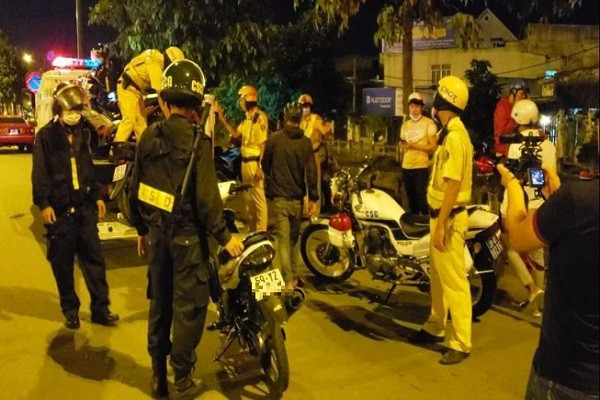 Bat nhom quai xe “di bao” tren duong Pham Van Dong