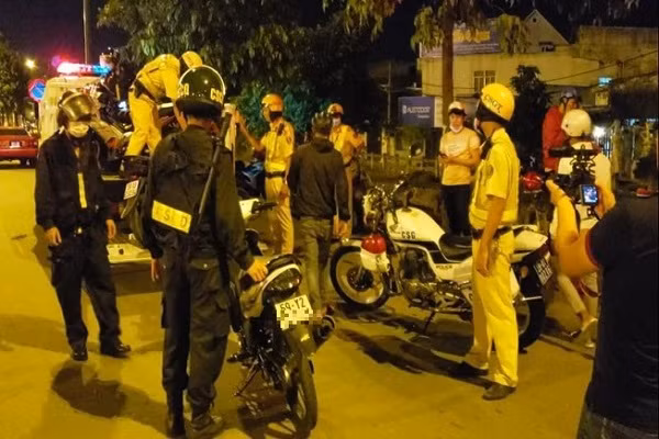 Bat nhom quai xe “di bao” tren duong Pham Van Dong