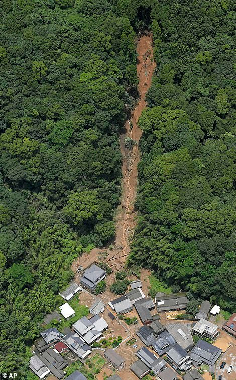 Thủ tướng Nhật Bản Shinzo Abe cho biết khoảng 10.000 nhân viên của lực lượng phòng vệ đã được huy động để tham gia công tác tìm kiếm, cứu hộ. Dự báo, thời tiết xấu tại Nhật Bản tiếp diễn trong vài ngày tới. Ảnh: AP. Mời độc giả xem thêm video: Trung Quốc trước nguy cơ từ đập Tam Hiệp (Nguồn video: VTC Now)