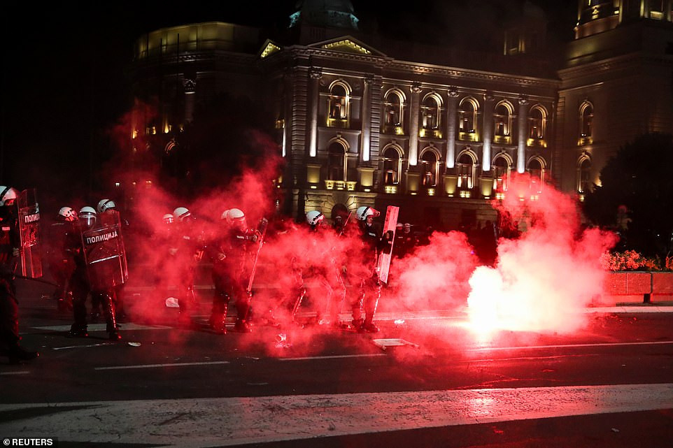 Tổng thống Serbia Aleksandar Vucic mô tả tình hình dịch COVID-19 ở Belgrade là "đáng báo động" và "nguy cấp" khi các bệnh viện của thành phố này sắp rơi vào tình trạng quá tải.