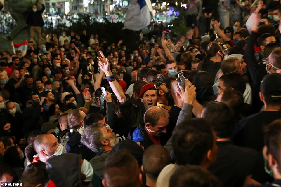 Người biểu tình cũng đụng độ với cảnh sát trước trụ sở Đài truyền hình nhà nước.