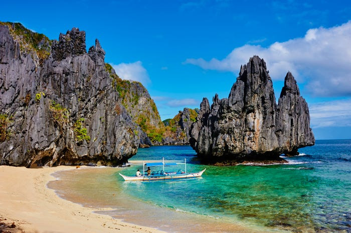 Khung cảnh thiên nhiên ấn tượng ở đảo Palawan với những vách đá dựng đứng, làn nước trong xanh và bãi biển cát trắng...