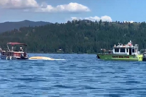 Hai may bay dam vao nhau roi roi xuong ho, 8 nguoi chet