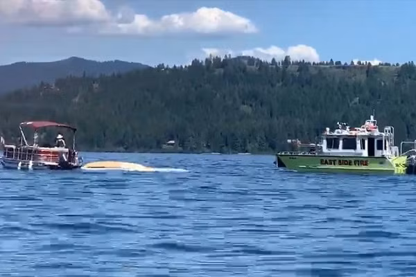 Hai may bay dam vao nhau roi roi xuong ho, 8 nguoi chet