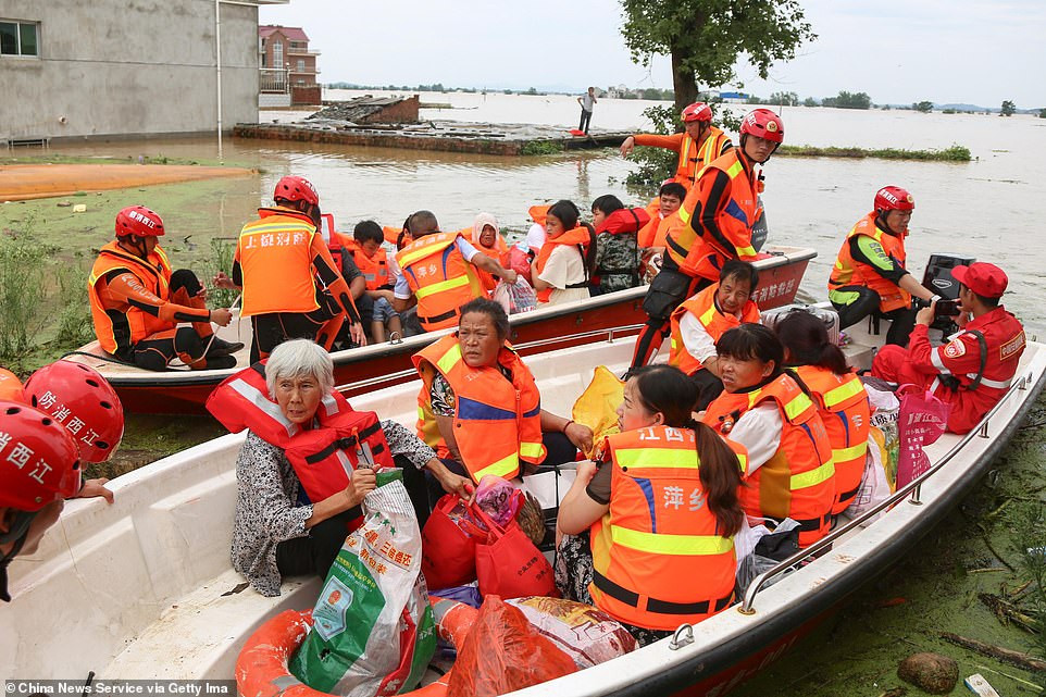 76.000 người ở các khu vực bị ảnh hưởng đã được sơ tán hoặc giải cứu.