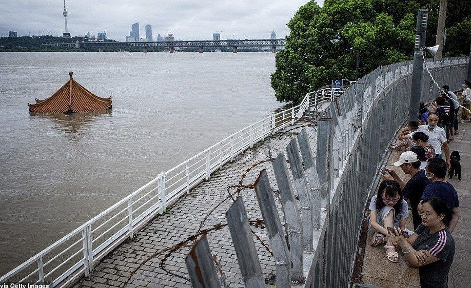 Chính phủ Trung Quốc quyết định cấp 600 triệu Nhân dân tệ (khoảng 85,7 triệu USD) để khắc phục hậu quả thiên tai tại 5 vùng chịu ảnh hưởng nặng nề nhất trong đợt mưa lũ, gồm các tỉnh Giang Tây, An Huy, Hồ Bắc, Hồ Nam và thành phố Trùng Khánh.