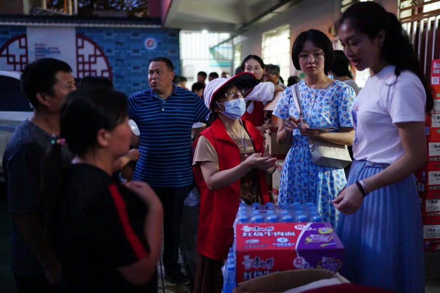 Bên trong một cơ sở dành cho những người dân sơ tán vì mưa lũ.