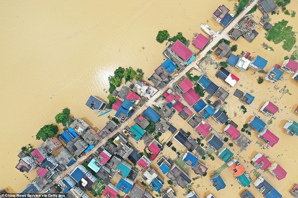 "Tính đến ngày 12/7, đã có 37,89 triệu người bị ảnh hưởng do lũ lụt tại 27 tỉnh thành, 141 người chết hoặc mất tích và 2,25 triệu người phải đi sơ tán đến nơi an toàn”, Ban chỉ huy phòng, chống lũ lụt và hạn hán quốc gia Trung Quốc cho biết.