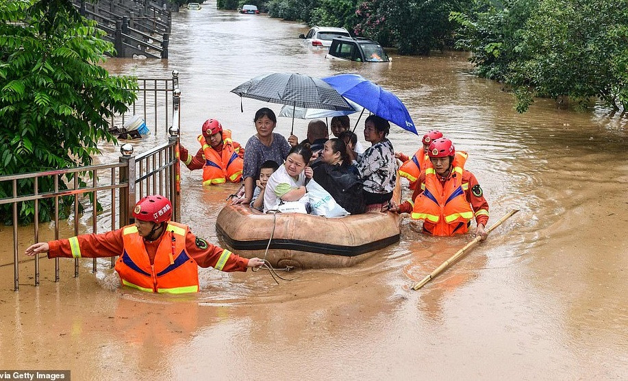 Theo Daily Mail, nhiều tỉnh ở Trung Quốc đã bước vào “thời chiến” khi tăng mức cảnh báo ứng phó khẩn cấp lũ lụt và thiên tai lên mức cao nhất vì mưa lớn kéo dài.