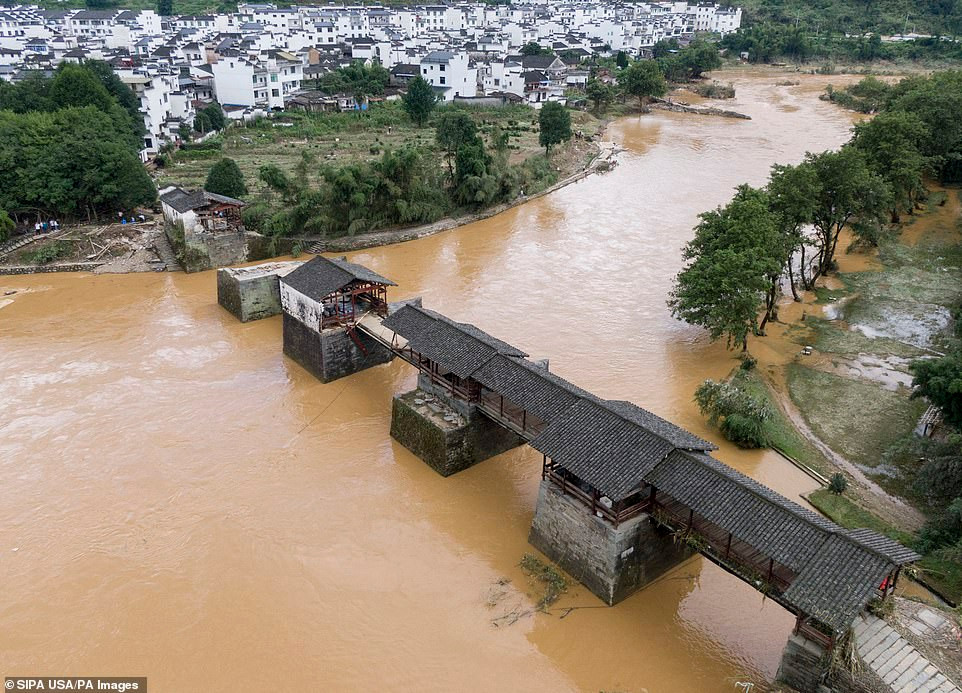 Lũ lụt đã phá hủy hơn 28.000 ngôi nhà, gây thiệt hại đến nay ước tính lên tới 82,2 tỷ Nhân dân tệ (tương đương 11,7 tỷ USD).