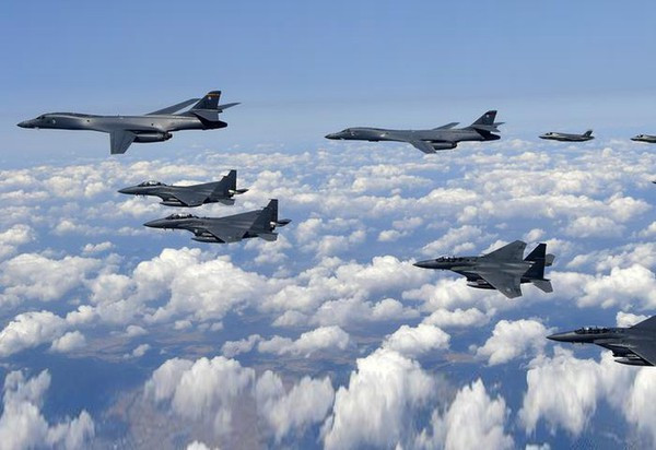 Lần đầu thực chiến của B-1B là trong chiến dịch Cáo sa mạc, tiếp đến B-1B Lancer đã dội bom vào đối phương trong chiến tranh Afghanistan, Iraq và mới đây nhất là Syria.