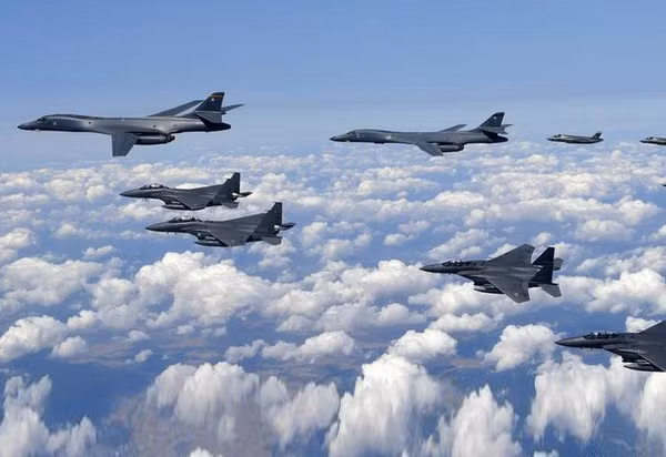 Lần đầu thực chiến của B-1B là trong chiến dịch Cáo sa mạc, tiếp đến B-1B Lancer đã dội bom vào đối phương trong chiến tranh Afghanistan, Iraq và mới đây nhất là Syria.