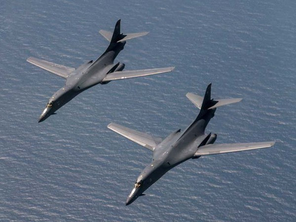 B-1B Lancer là phi cơ tàng hình cánh cụp cánh xòe, có khả năng di chuyển với tốc độ gần bằng vận tốc âm thanh. Những chiếc B-1B ra đời nhằm thay thế vai trò phi cơ ném bom chiến lược của pháo đài bay B-52.