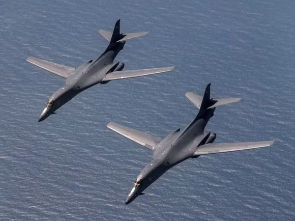 B-1B Lancer là phi cơ tàng hình cánh cụp cánh xòe, có khả năng di chuyển với tốc độ gần bằng vận tốc âm thanh. Những chiếc B-1B ra đời nhằm thay thế vai trò phi cơ ném bom chiến lược của pháo đài bay B-52.