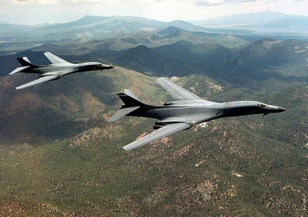 B-1B Lancer hiện là chiếc máy bay có tải trọng bom đạn lớn nhất thế giới, chúng có thể mang 84 bom Mk-82, 24 bom thông minh GBU-31 JDAM, 48 bom thông minh GBU-38 JDAM, 12 bom lượn AGM-154 JSOW (còn gọi là vũ khí tấn công ngoài tầm phòng không điểm), hoặc 24 tên lửa AGM-158 JASSM tầm bắn 370km. Tổng tải trọng vũ khí của B-1B lên đến 57 tấn. 